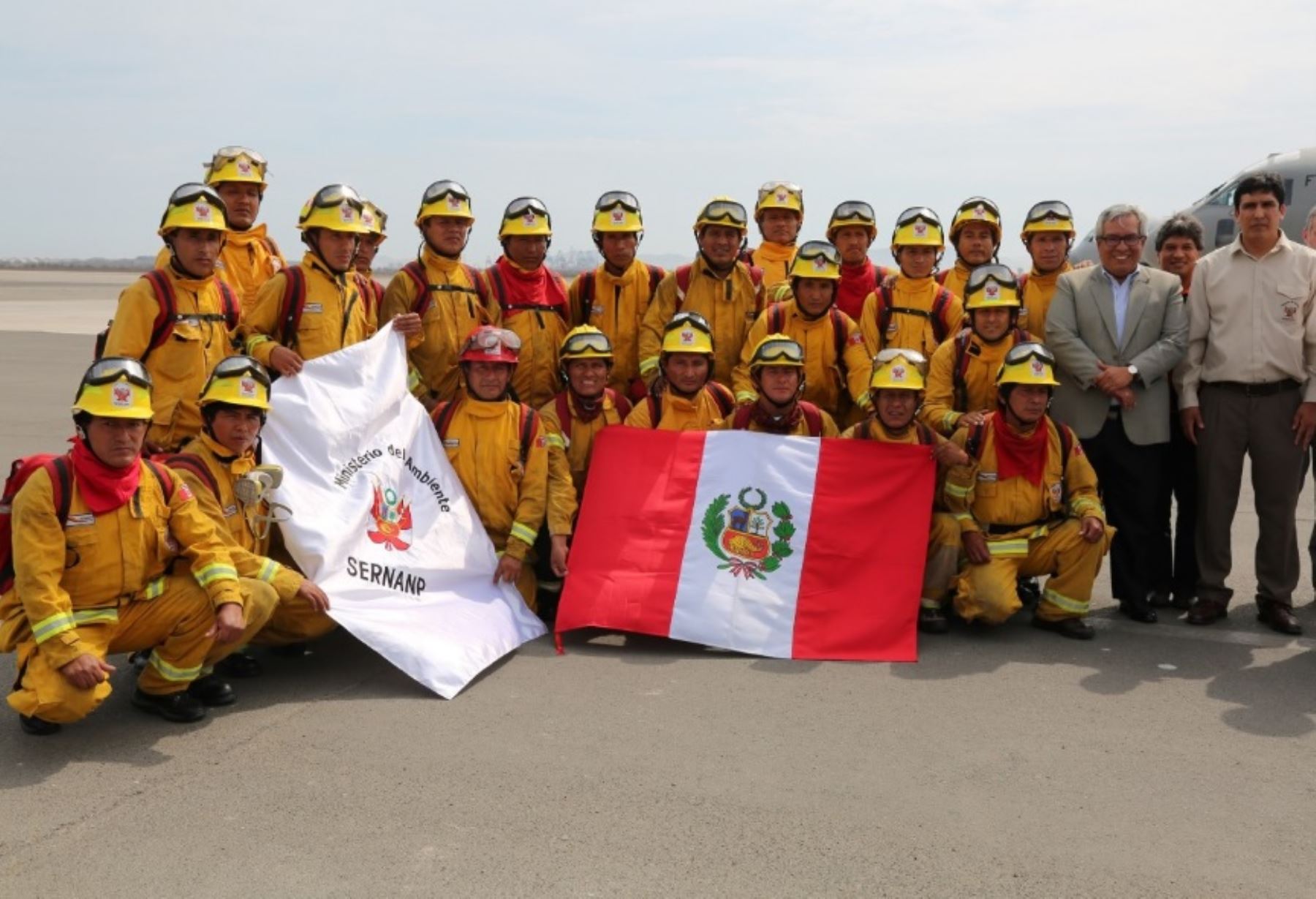 Luego de apoyar durante 15 días las labores de control del incendio forestal que se registró en Chile, la brigada de 20 guardaparques bomberos forestales del Servicio Nacional de Áreas Naturales Protegidas por el Estado (Sernanp) retornó a nuestro país como verdaderos héroes de la conservación.