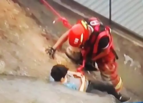 Rescatan a mujer que quedó atrapada en acantilado de la Costa Verde en Miraflores. Foto: ANDINA.