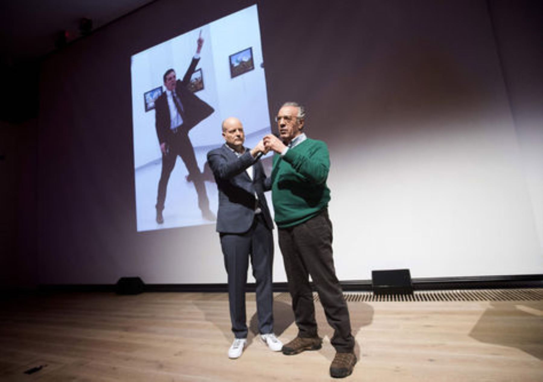 El ganador del premio World Press Photo 2016 Burhan Ozbilici (der.) y el director de la fundación que otorga el galardón, Lars Boering. Foto: AFP