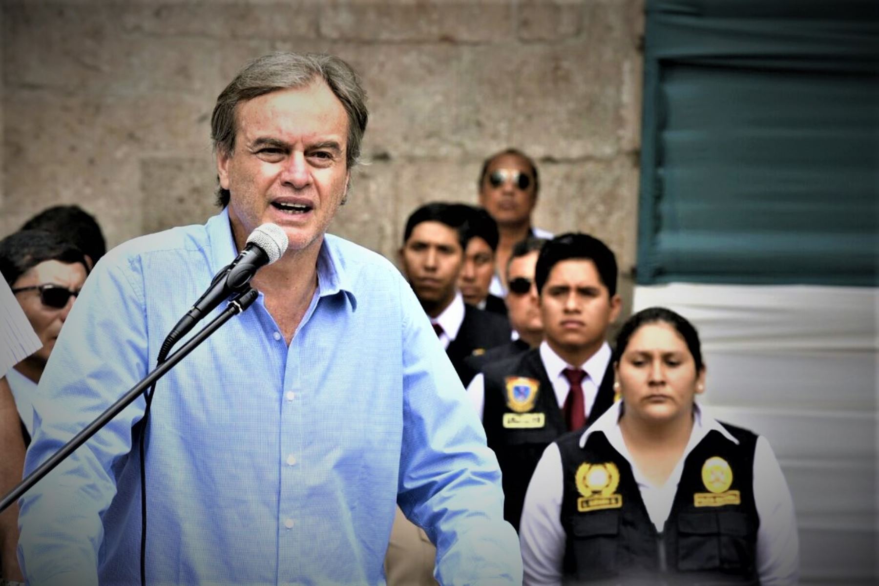 Ministro del Interior, Carlos Basombrío, hoy durante la entrega de artilleros en Moquegua.