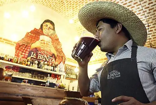 La chicha es una bebida fermentada a base de cereales, frutas u otros insumos vegetales que le confieren un sabor especial y cierto grado alcohólico que cautivan el paladar y alegran el ánimo. Además, cumple un rol fundamental como factor de identidad cultural.  ANDINA/Difusión