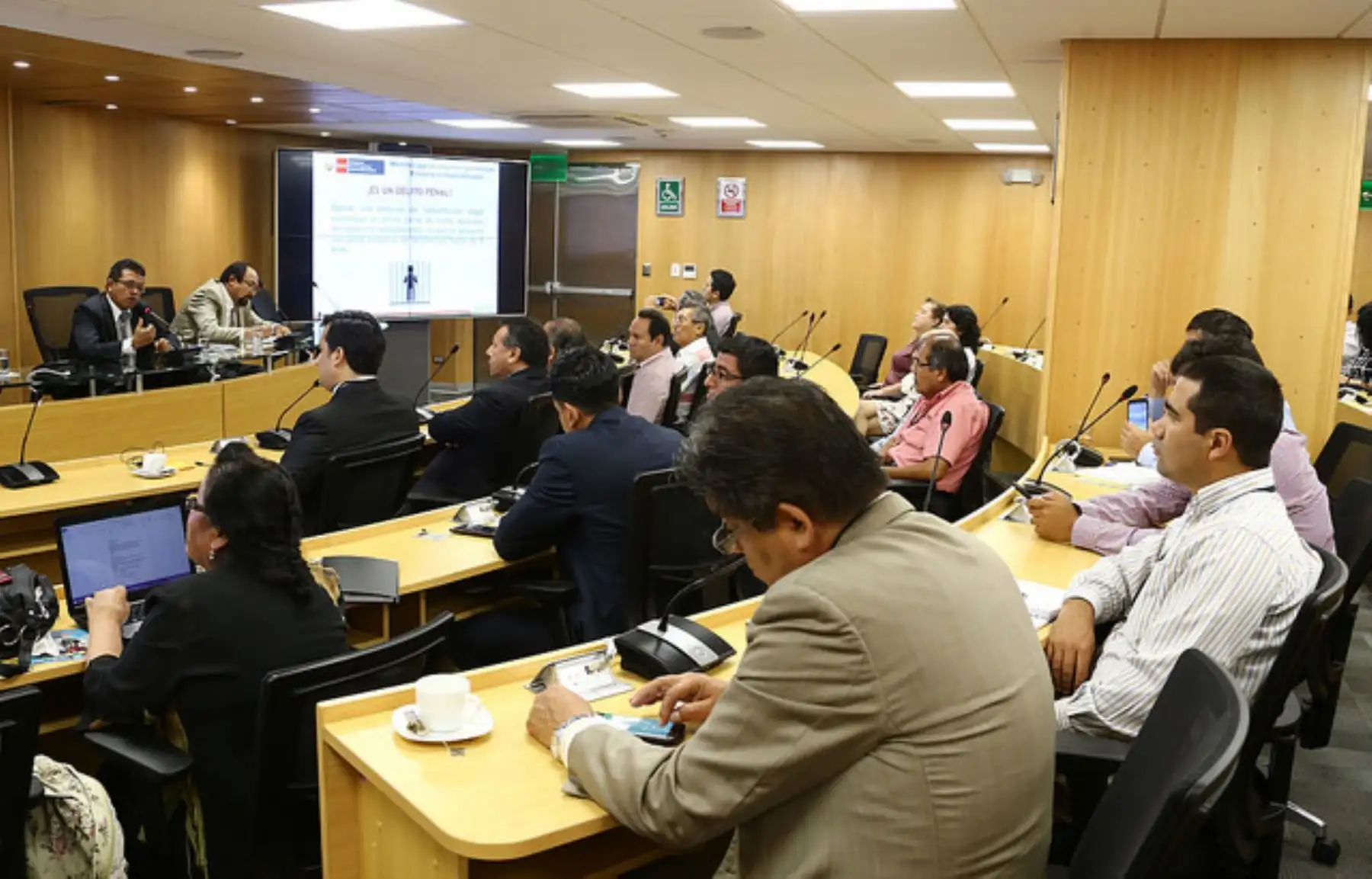 En sesión contra piratería participaron funcionarios del Ministerio de la Producción, operarios de la radiodifusión y representantes de PNP, Indecopi, Sunat, entre otros. Foto: MTC