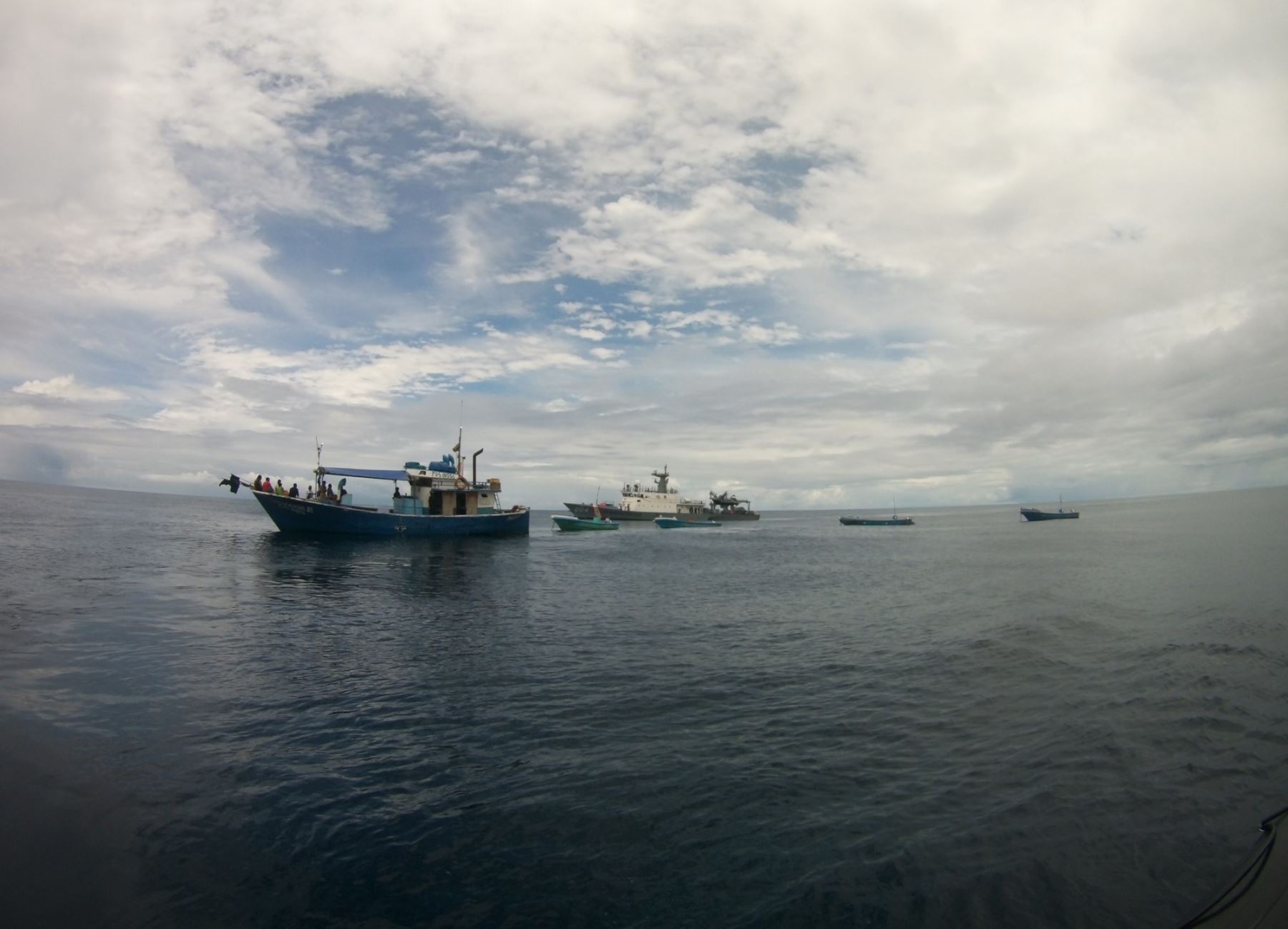 Patrullera B.A.P. “Río Pativilca” captura embarcación ecuatoriana que se desplazaba con 4 deslizadores en mar de Paita, en Piura.