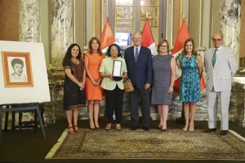 Gobierno entrega condecoración póstuma a María Elena Moyano.