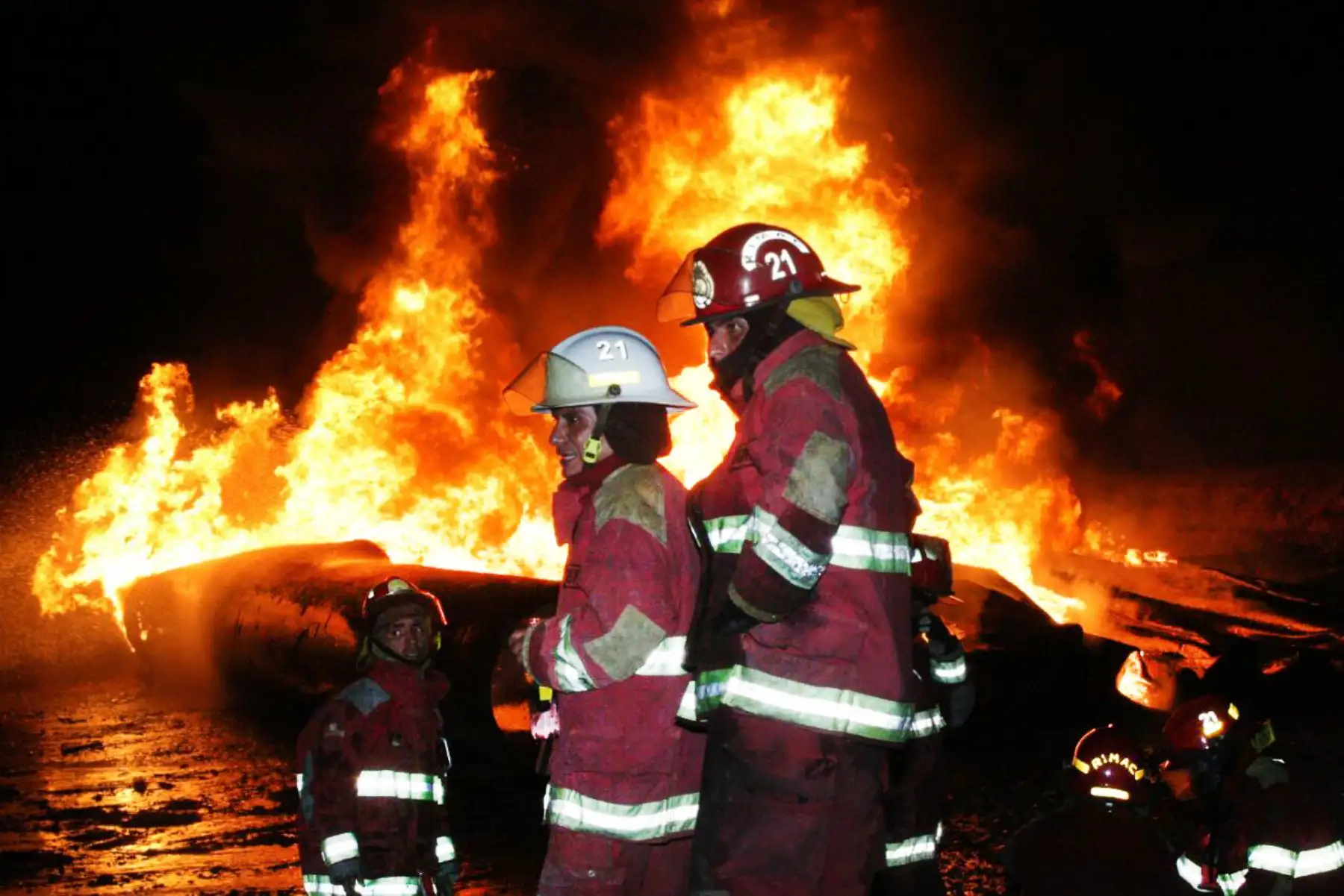 LIMA PERÚ, FEBRERO 15. Incendio en almacen del Rimac esta siendo controlado por los bomberos. Foto: ANDINA/Jhony Laurente
