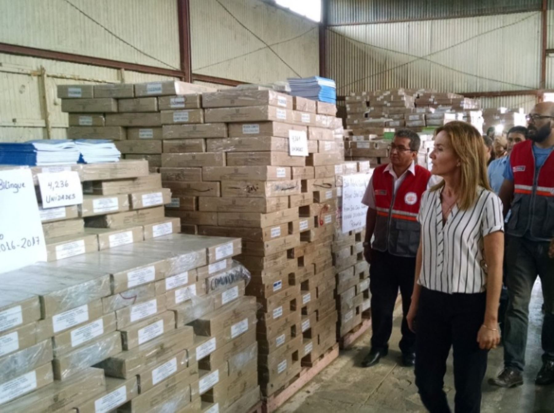 La ministra de Educación, Marilú Martens, visitó el almacén de la Ugel de Yurimaguas para verificar el estado de los materiales educativos que se entregarán a los alumnos este año.