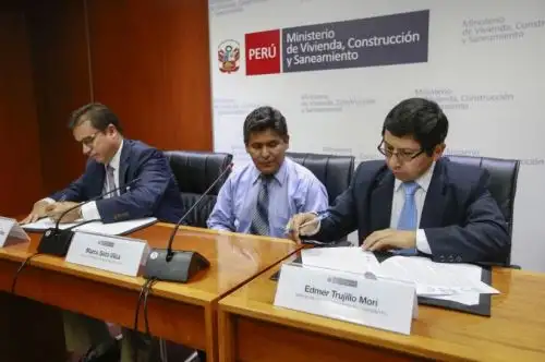 Ministro de Vivienda, Construcción y Saneamiento,  Edmer Trujillo Mori, suscribe convenio con representante de empresa Minsur para ejecución del primer proyecto de agua potable y saneamiento a ejecutarse vía Obras por Impuestos en la región Puno.