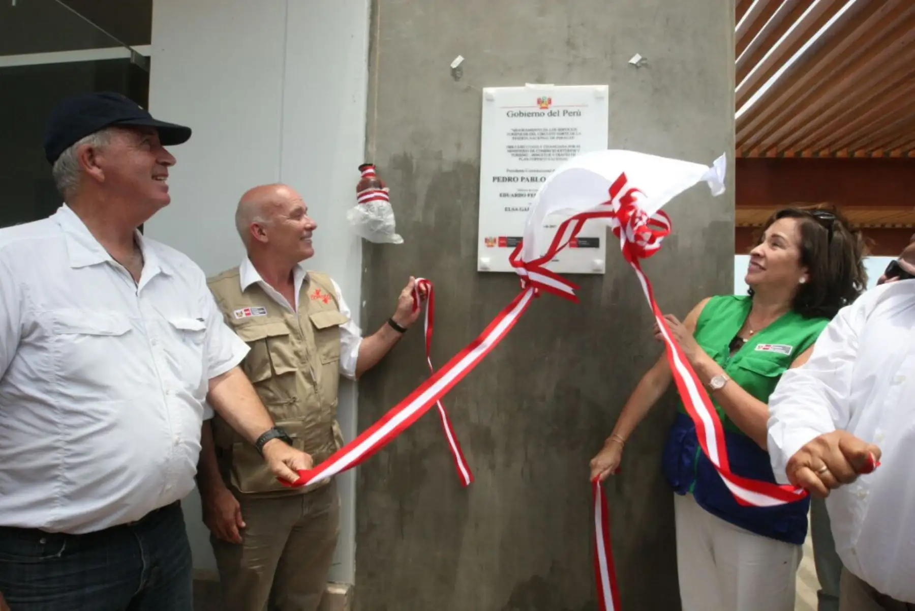Ministros de Comercio Exterior y Turismo, Eduardo Ferreyros; y del Ambiente, Elsa Galarza; así como autoridades regionales y locales de Ica participan en la inauguración del nuevo circuito norte de la Reserva Nacional de Paracas. ANDINA/Jhony Laurente