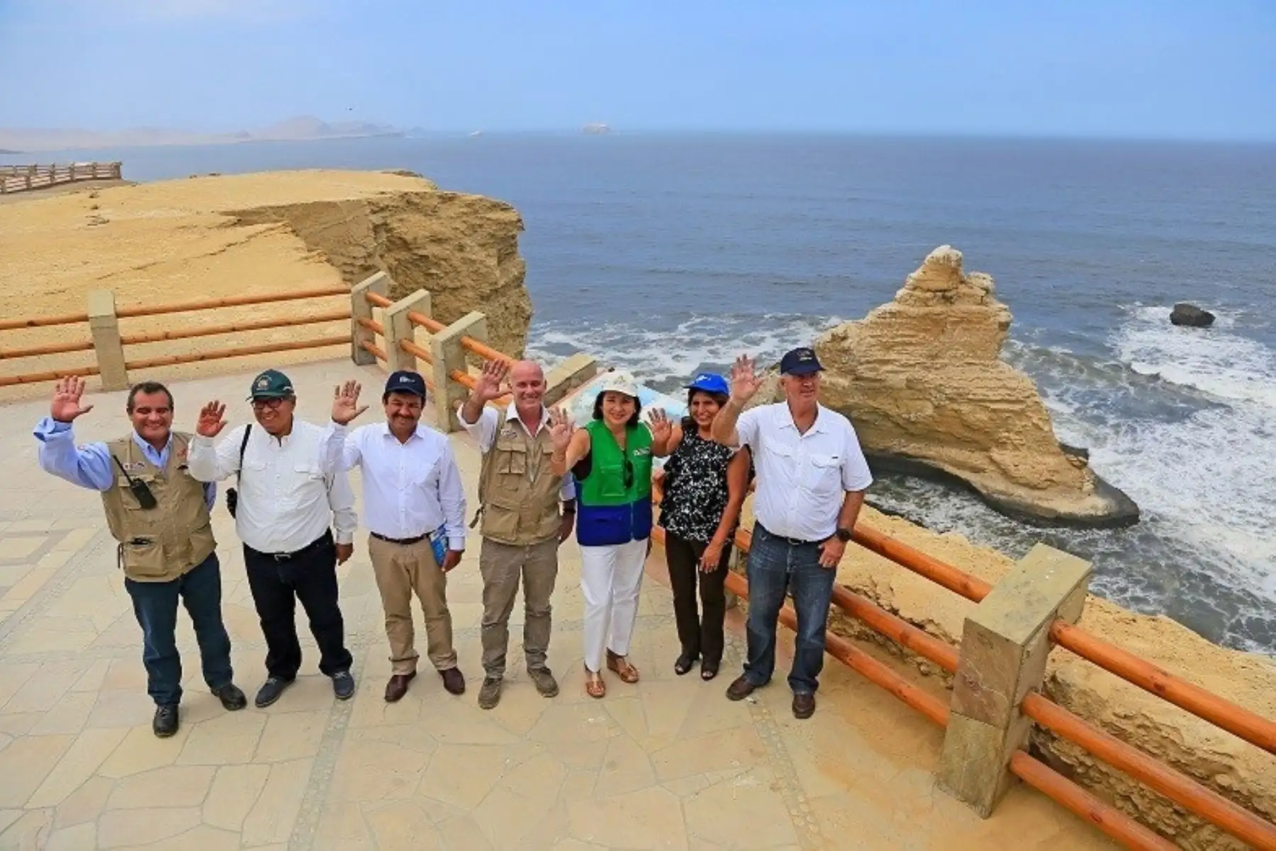Ministros de Comercio Exterior y Turismo, Eduardo Ferreyros; y del Ambiente, Elsa Galarza; así como autoridades regionales y locales de Ica participan en la inauguración del nuevo circuito norte de la Reserva Nacional de Paracas.