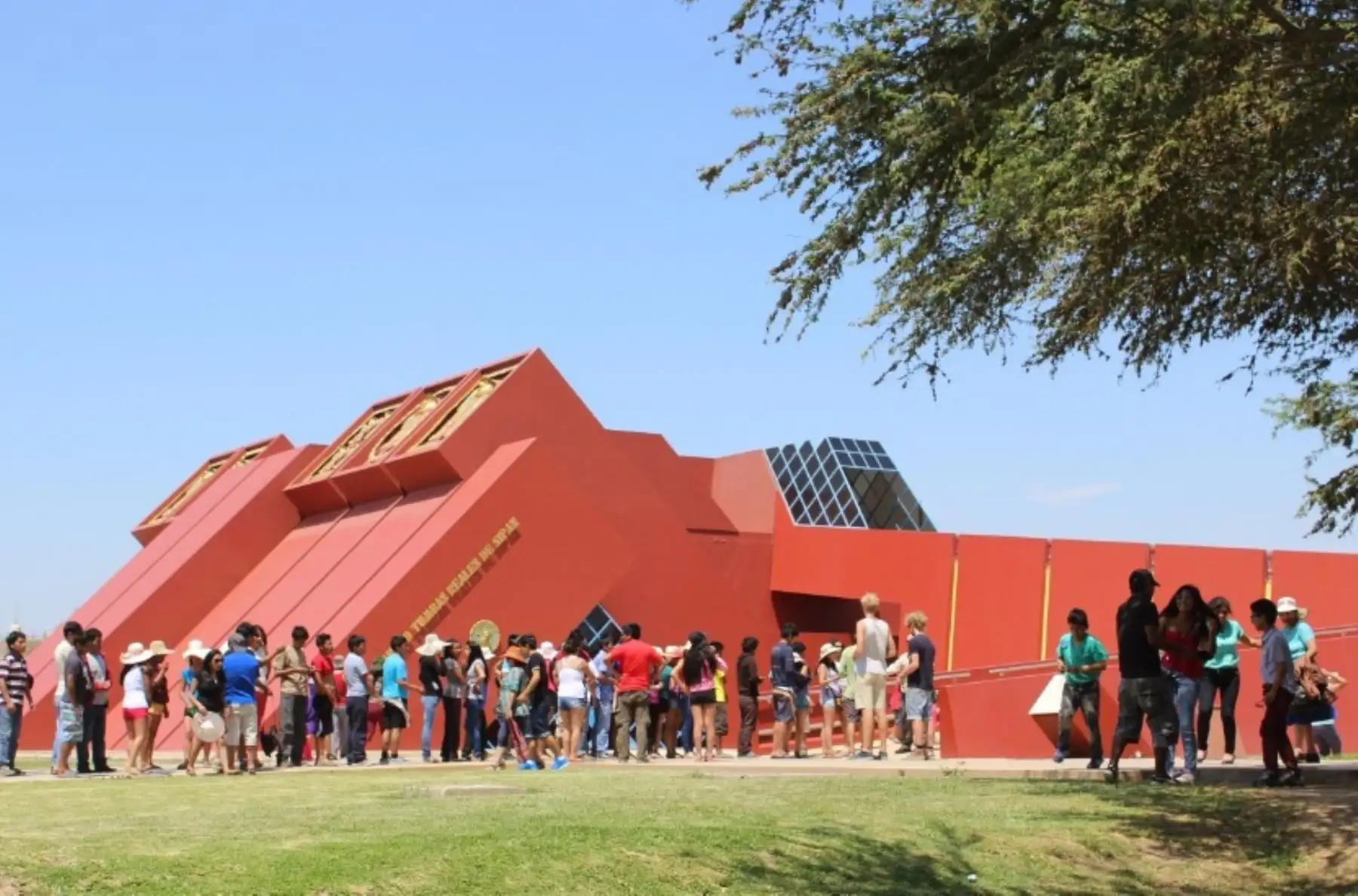 Los museos Tumbas Reales de Sipán y museo de sitio Huaca Rajada-Sipán, en la región Lambayeque, atenderán en sus horarios habituales el martes 2 de enero, declarado feriado no laborable por Decreto Supremo 001-2017-PCM. ANDINA/Difusión