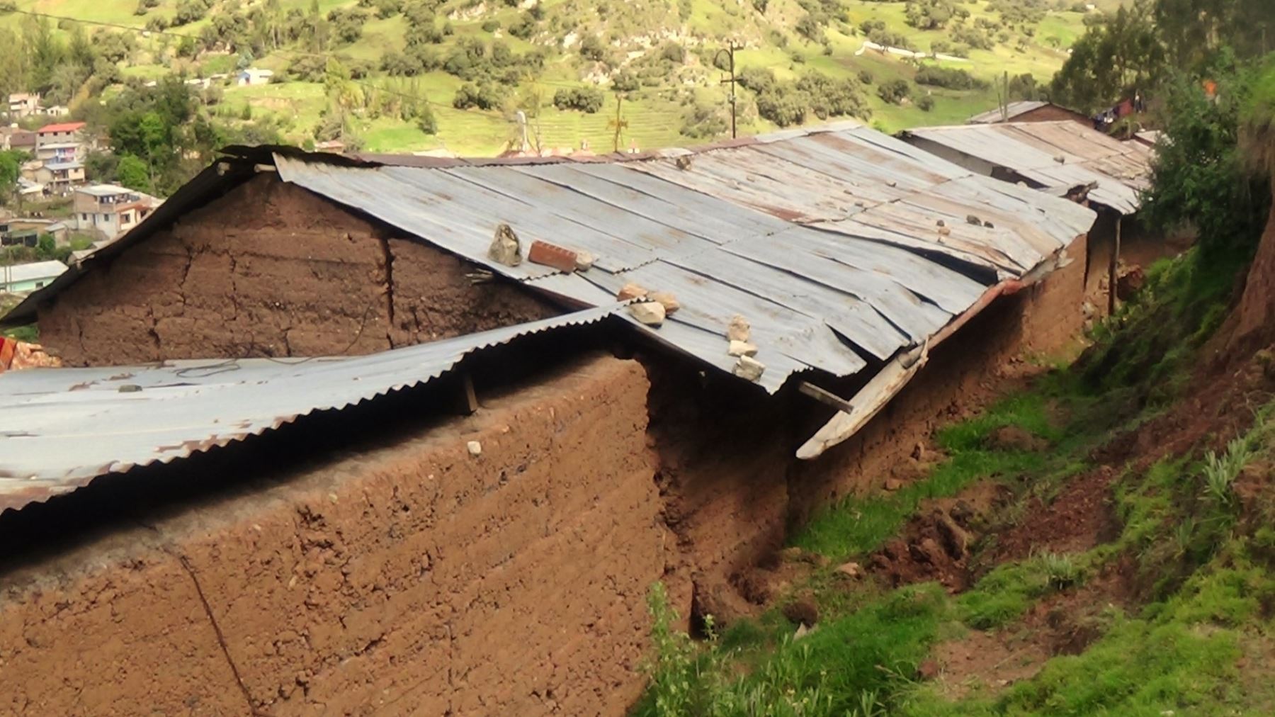 En el centro poblado de La Quinua, en el distrito de Yanacancha, región Pasco, varias viviendas se están derrumbando.,