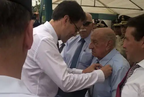 Embajador de Francia en el Perú condecoró con la Orden de la “Legión de honor” en el grado de caballero, al veterano peruano Sr. Jorge Sanjinez como muestra de agradecimiento de la República francesa “por su coraje, su entrega y su trayectoria ejemplar” durante la Segunda Guerra Mundial.