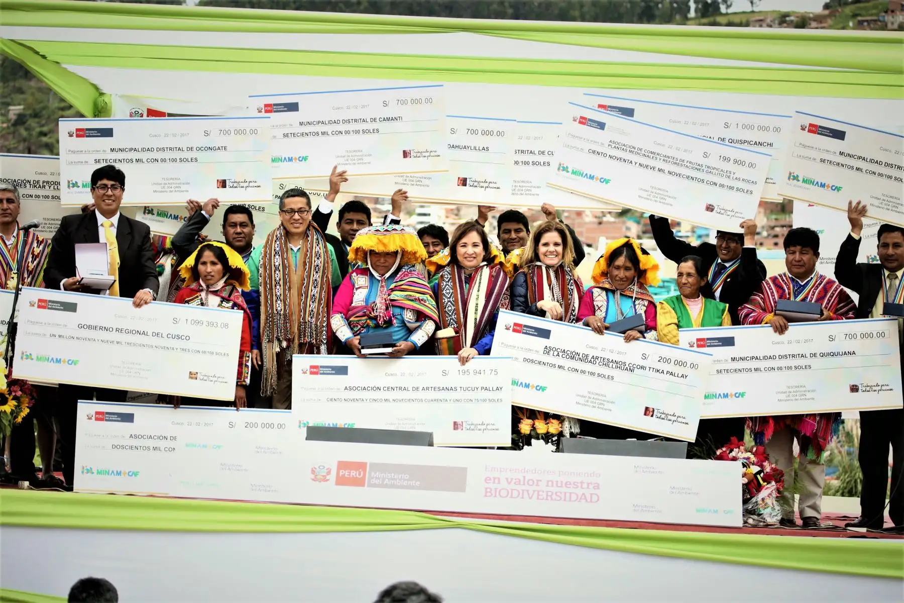 La ceremonia estuvo presidida por la ministra del Ambiente, Elsa Galarza, y la segunda vicepresidenta de la República, Mercedes Aráoz.