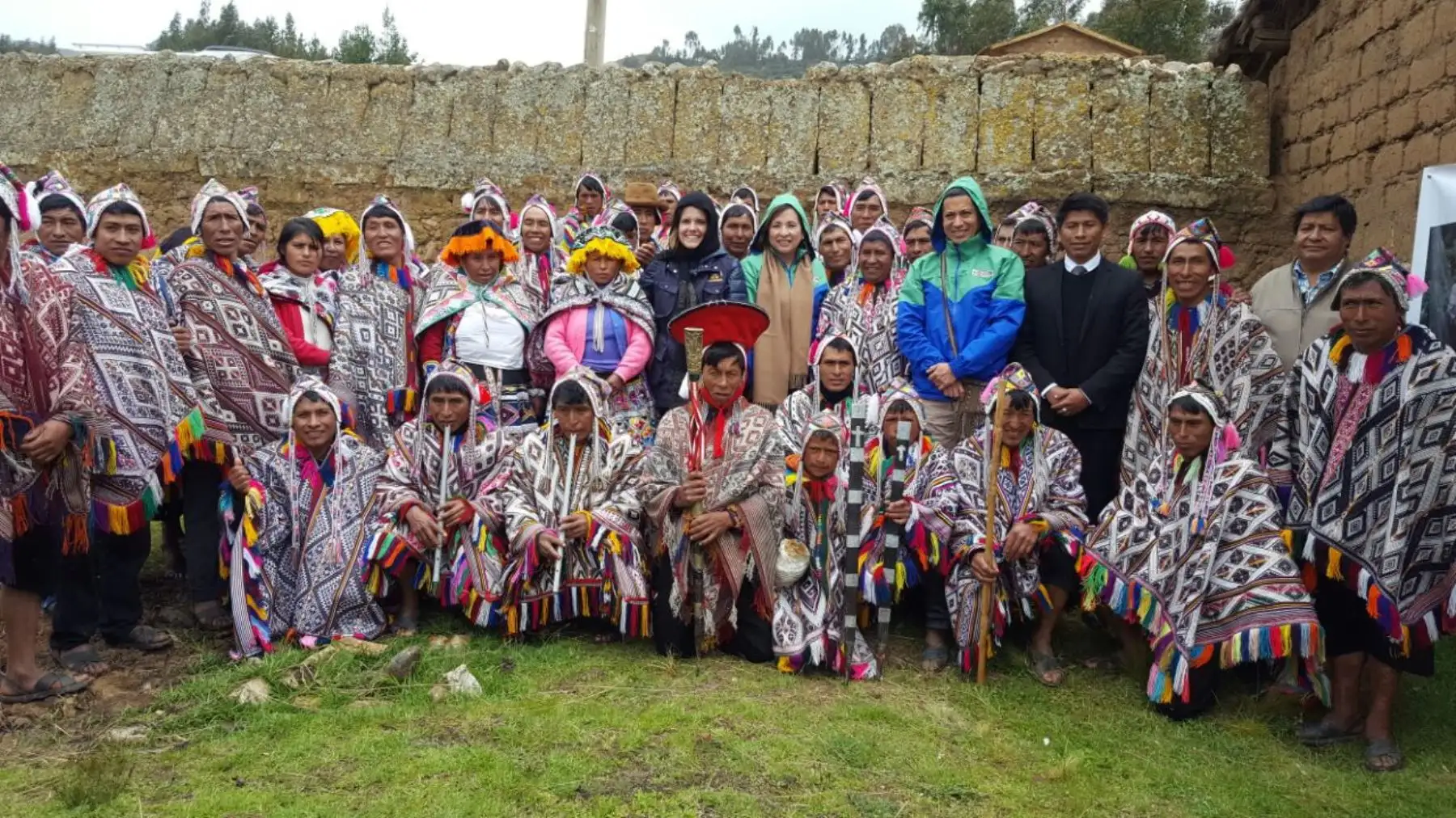 La ministra del Ambiente, Elsa Galarza, y la segunda vicepresidenta de la República, Mercedes Aráoz, visitaron hoy el Parque de la Papa, para conocer la experiencia exitosa desarrollada por las cinco comunidades quechuas que la administran a través de una estructura de gobernanza colectiva.