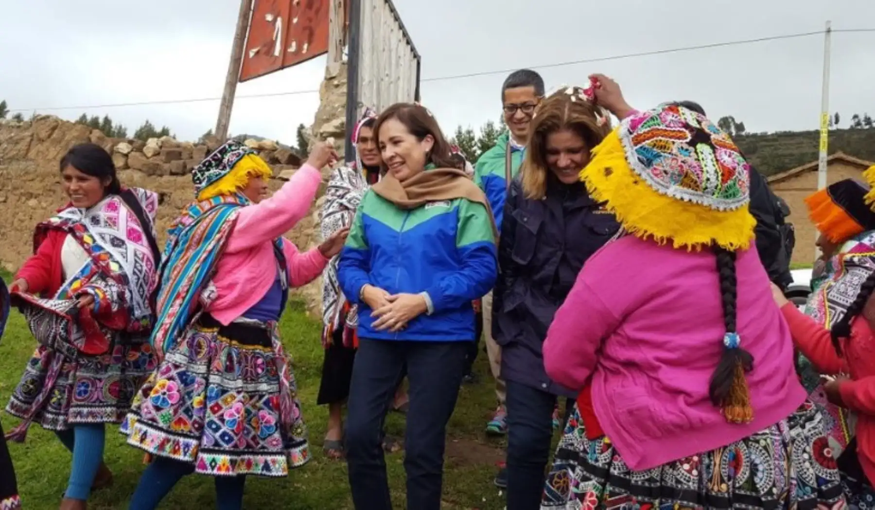 La ministra del Ambiente, Elsa Galarza, y la segunda vicepresidenta de la República, Mercedes Aráoz, visitaron hoy el Parque de la Papa, para conocer la experiencia exitosa desarrollada por las cinco comunidades quechuas que la administran a través de una estructura de gobernanza colectiva.