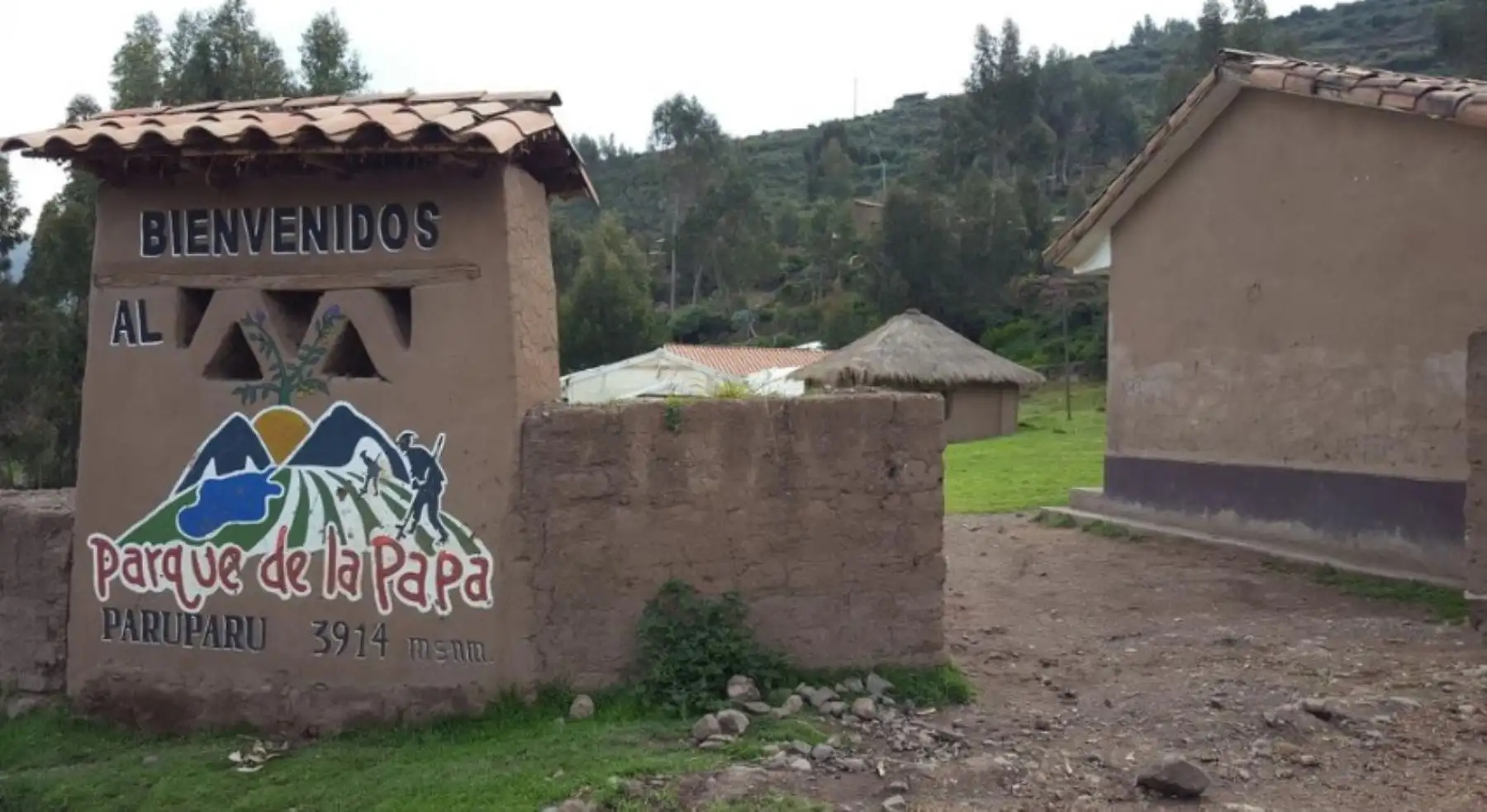 El Parque de la Papa está ubicado en el Valle Sagrado de los Incas, entre altitudes comprendidas entre 3,400 y 4,600 metros sobre el nivel del mar y cubre un área de extensión de aproximadamente 9,000 hectáreas. Contiene la más grande variedad de papas nativas en el mundo (1,334 variedades) y se considera un centro secundario de domesticación de la papa.