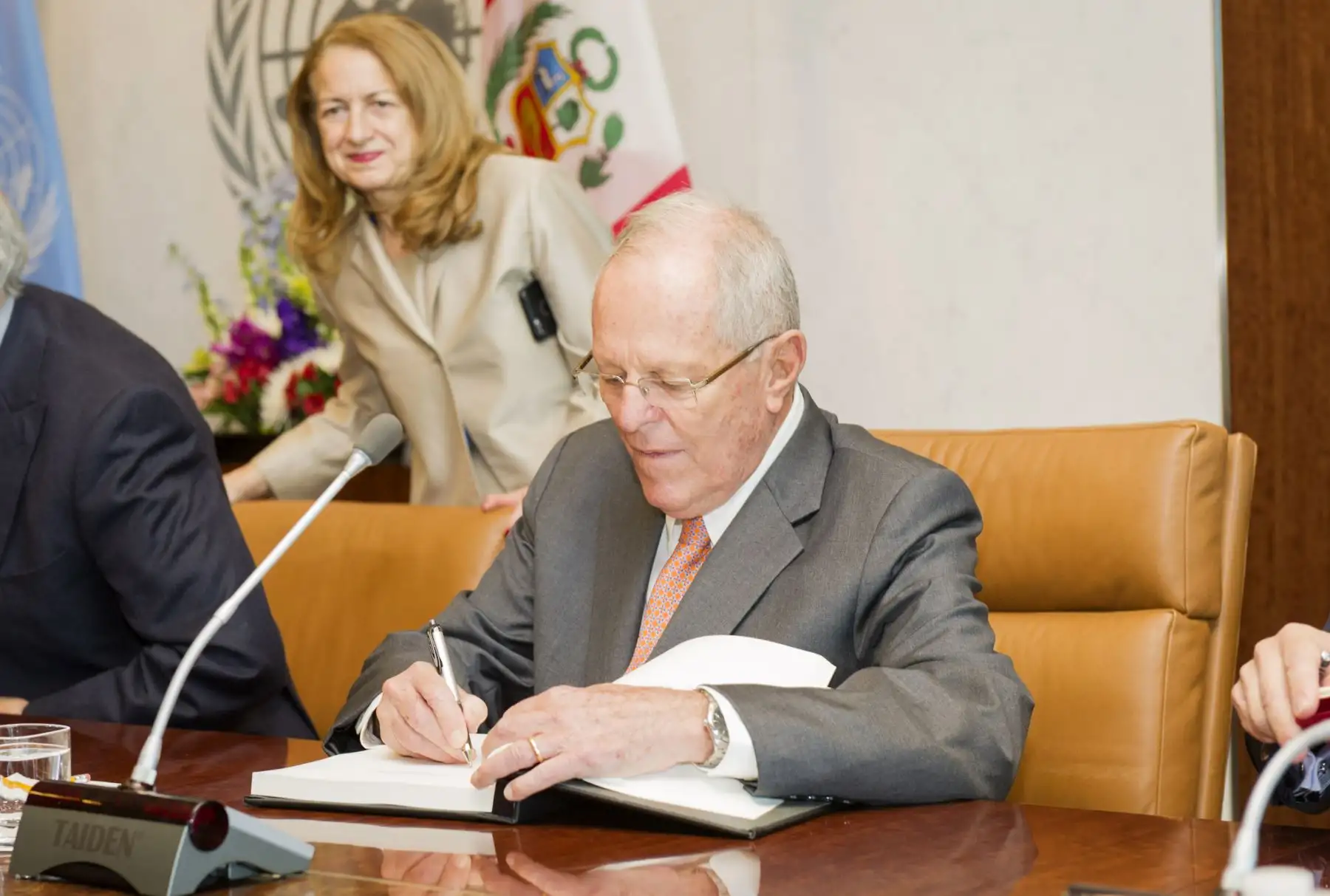 El Jefe del Estado, Pedro Pablo Kuczynski, firmó hoy el libro de honor de las Naciones Unidas a su llegada a la sede de este organismo internacional en Nueva York. Foto: ONU