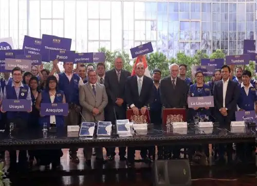 Jefe del Gabinete Ministerial, Fernando Zavala, recibió firmas de apoyo a la reforma institucional.