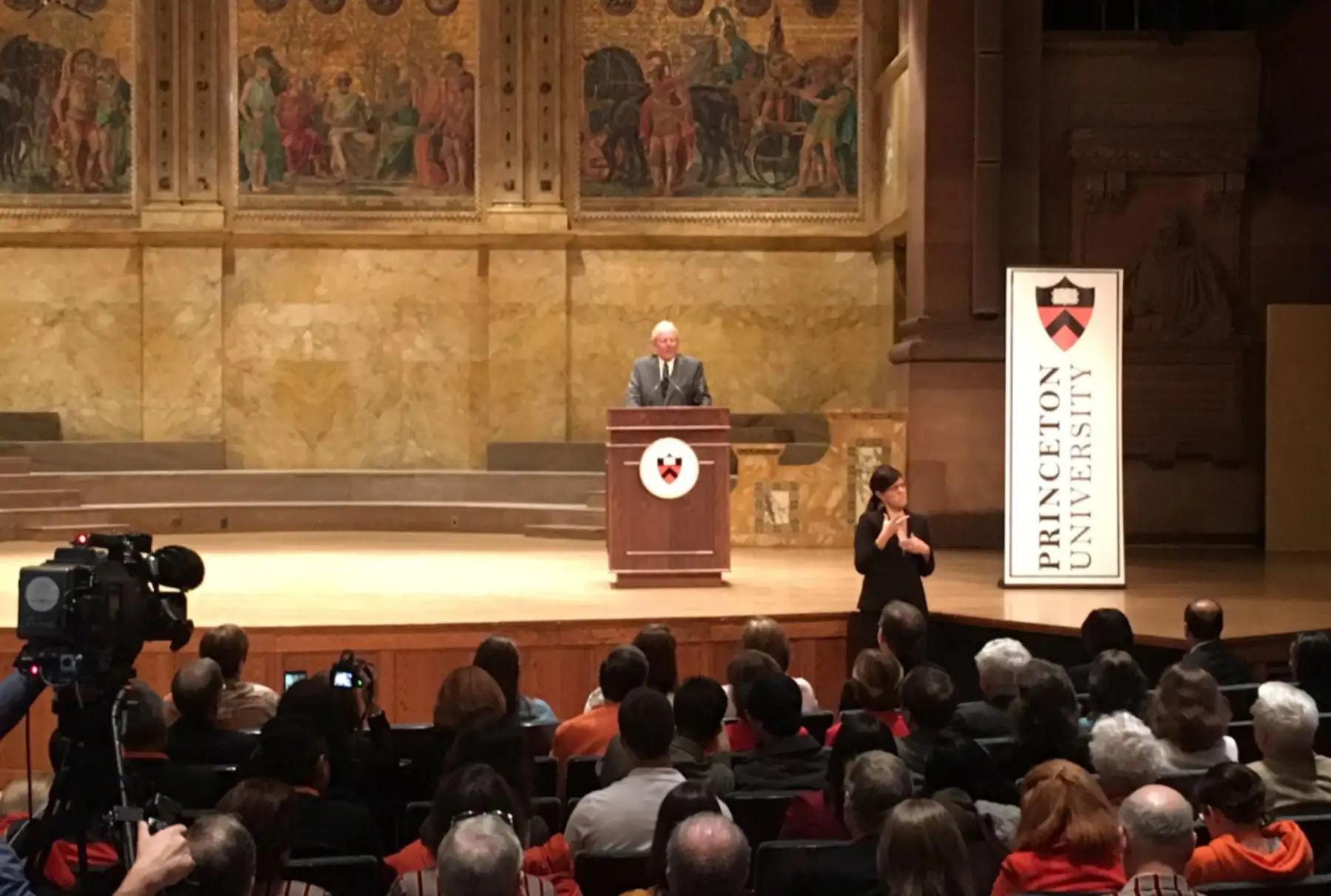 El Presidente Pedro Pablo Kuczynski, expone en le universidad de Princeton. Foto: Twitter