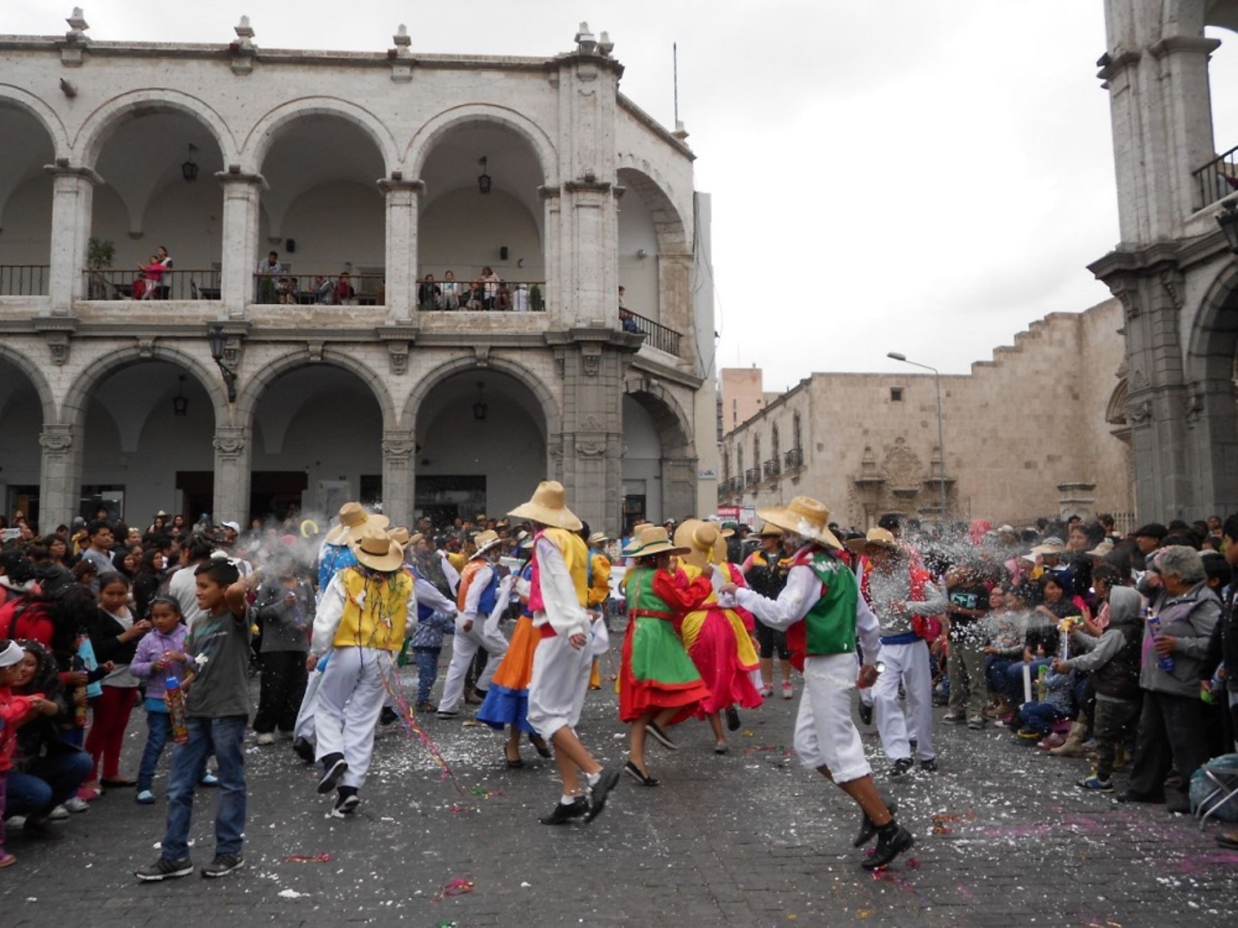 Con serpentina, polvos y espuma los arequipeños celebran con algarabía las fiestas de carnaval por las calles del centro histórico de Arequipa, al desarrollarse hoy el corso de las flores. ANDINA/Difusión