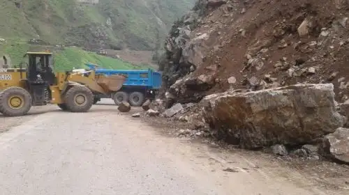 El tránsito vehicular en el kilómetro 86 de la Carretera Central, en el tramo San Mateo-Chicla, en la provincia de Huarochirí, quedó restringido nuevamente debido al desprendimiento de rocas en la vía producto de las precipitaciones, informó el Centro de Operaciones de Emergencia Nacional (COEN).