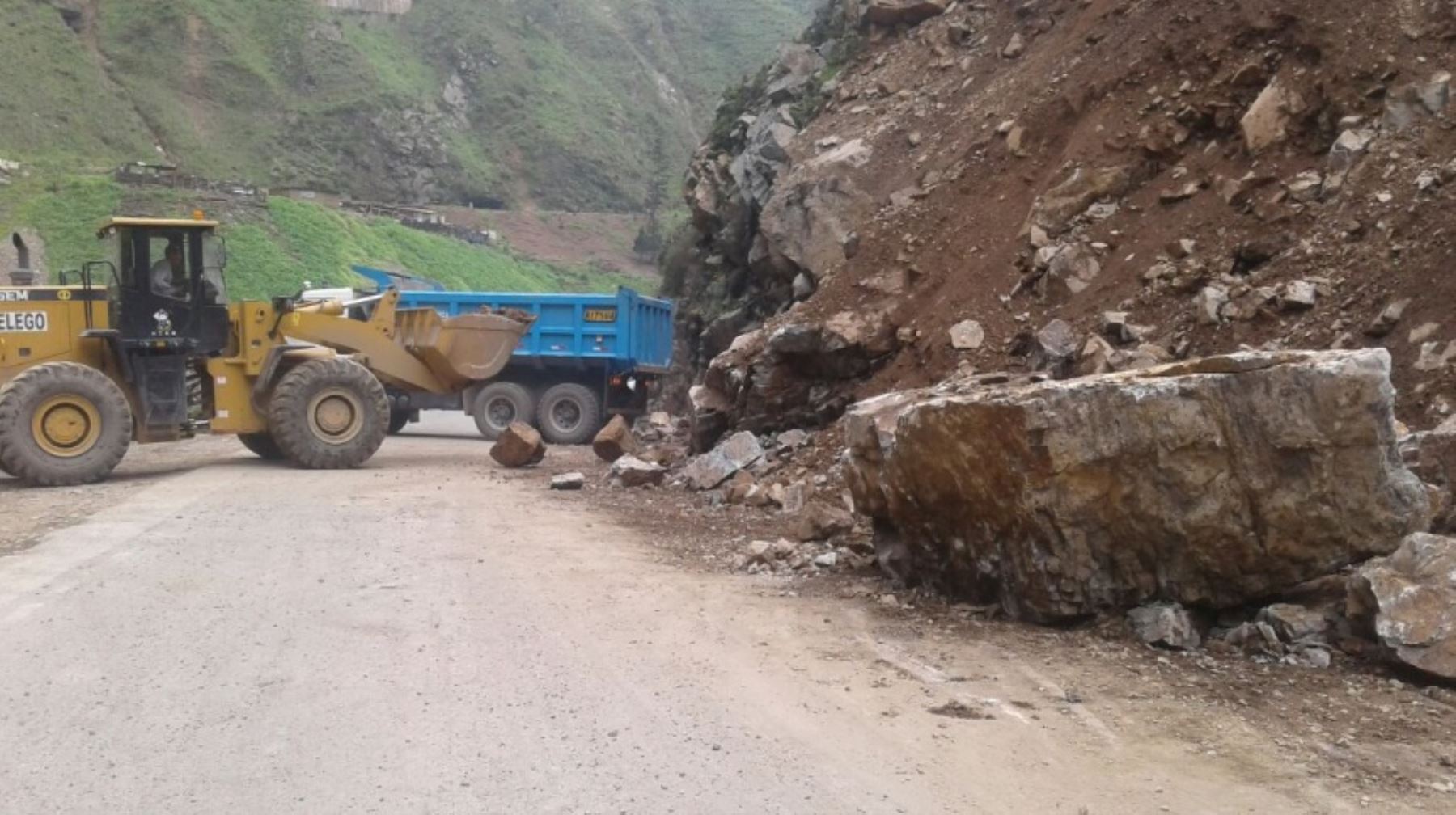 El tránsito vehicular en el kilómetro 86 de la Carretera Central, en el tramo San Mateo-Chicla, en la provincia de Huarochirí, quedó restringido nuevamente debido al desprendimiento de rocas en la vía producto de las precipitaciones, informó el Centro de Operaciones de Emergencia Nacional (COEN).