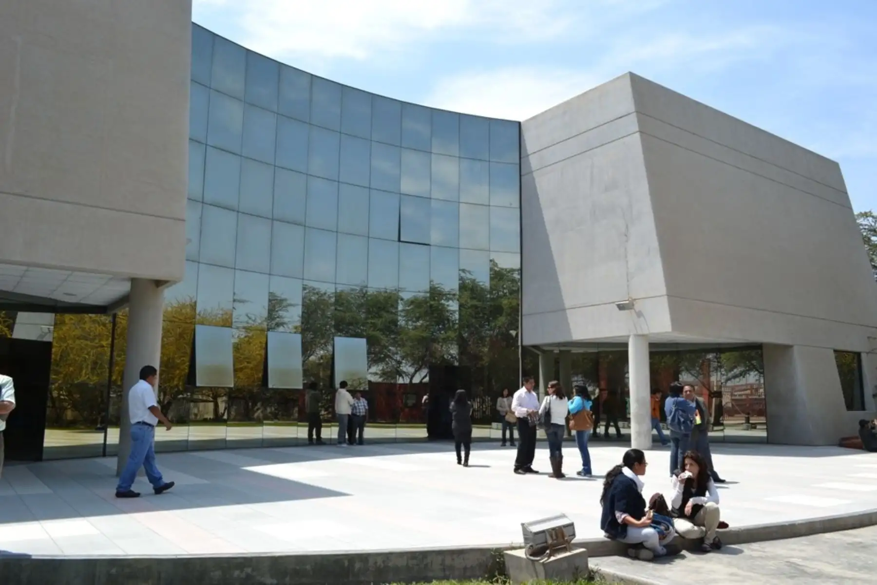 Luego de que permanecer más de quince días cerrado al público debido a las intensas lluvias, el Museo Nacional Sicán, ubicado en la provincia de Ferreñafe, reabrió sus puertas tras avanzar con los trabajos de mantenimiento, informó la Unidad Ejecutora Naylamp-Lambayeque.