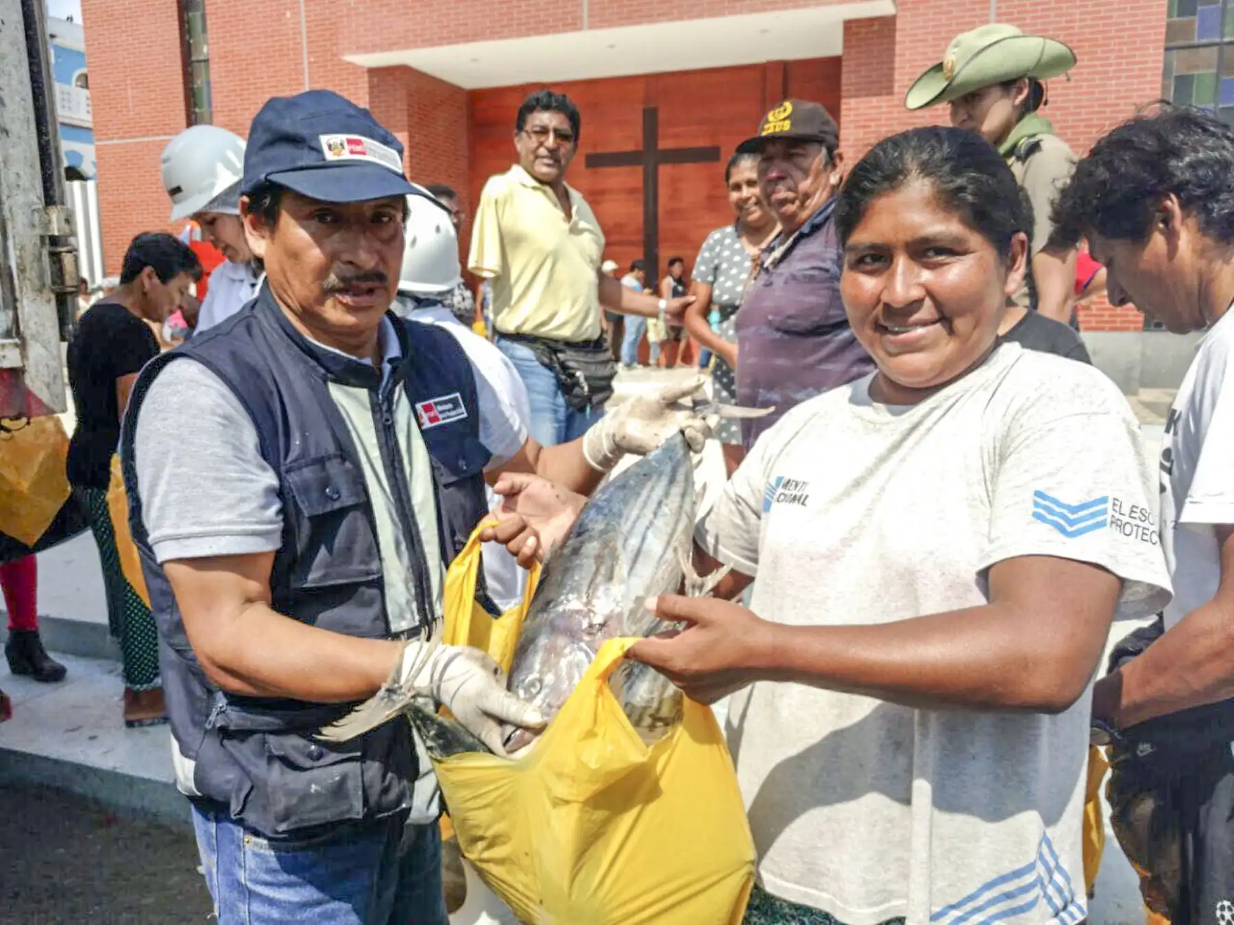 Donación de atún decomisado por pesca ilegal, en Ica. Foto: Produce.
