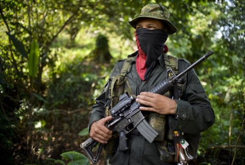 Integrante del ELN en una zona rural de Colombia (imagen de archivo: febrero de 2017). Foto: AFP