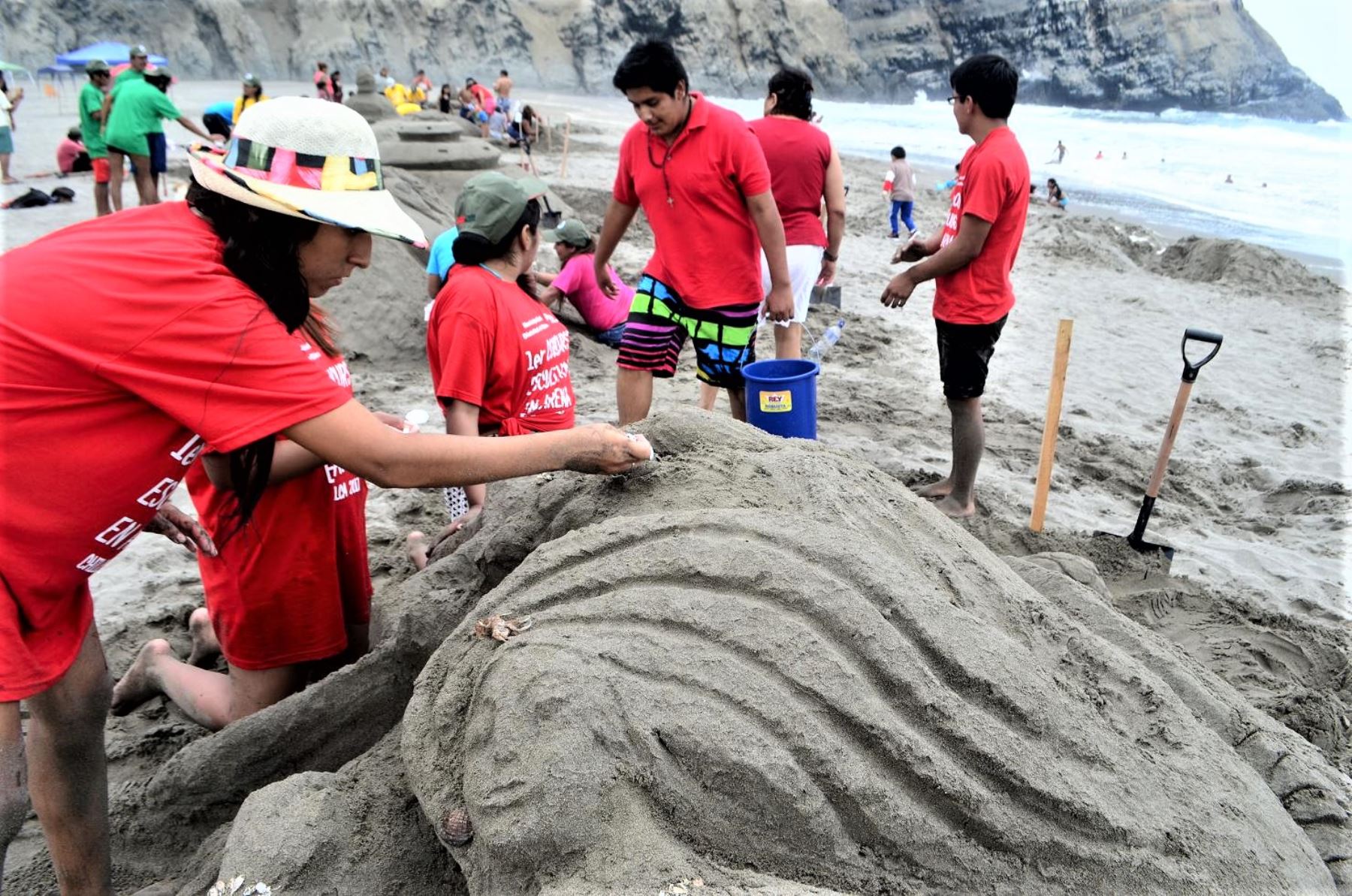 El objetivo fue promover el arte de las esculturas en arena como un instrumento educativo que permita sensibilizar a la población y visitantes sobre la protección del medio ambiente y el cuidado de las playas y el ecosistema marino.