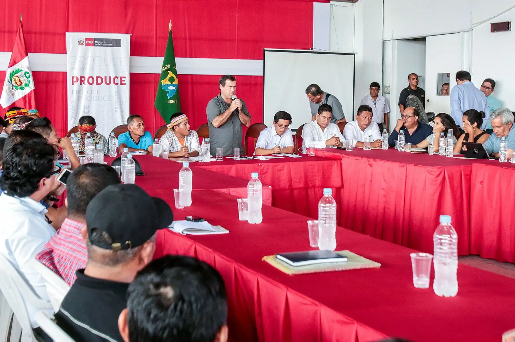 Ministro Bruno Giuffra en reunión multisectorial en Loreto. Foto: Produce.