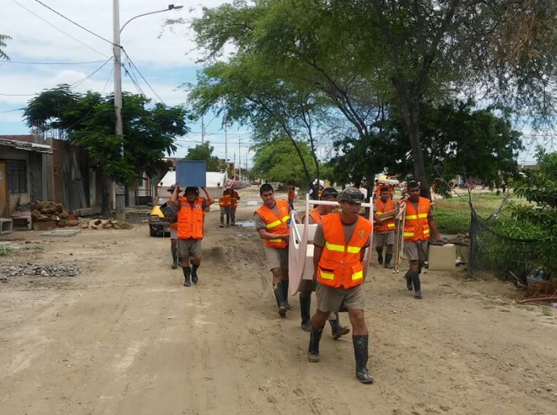 Soldados del Agrupamiento de Artillería Inclán, del Ejército peruano, participaron en la evacuación de decenas de damnificados de zonas afectadas por las inundaciones provocadas por las persistentes lluvias.