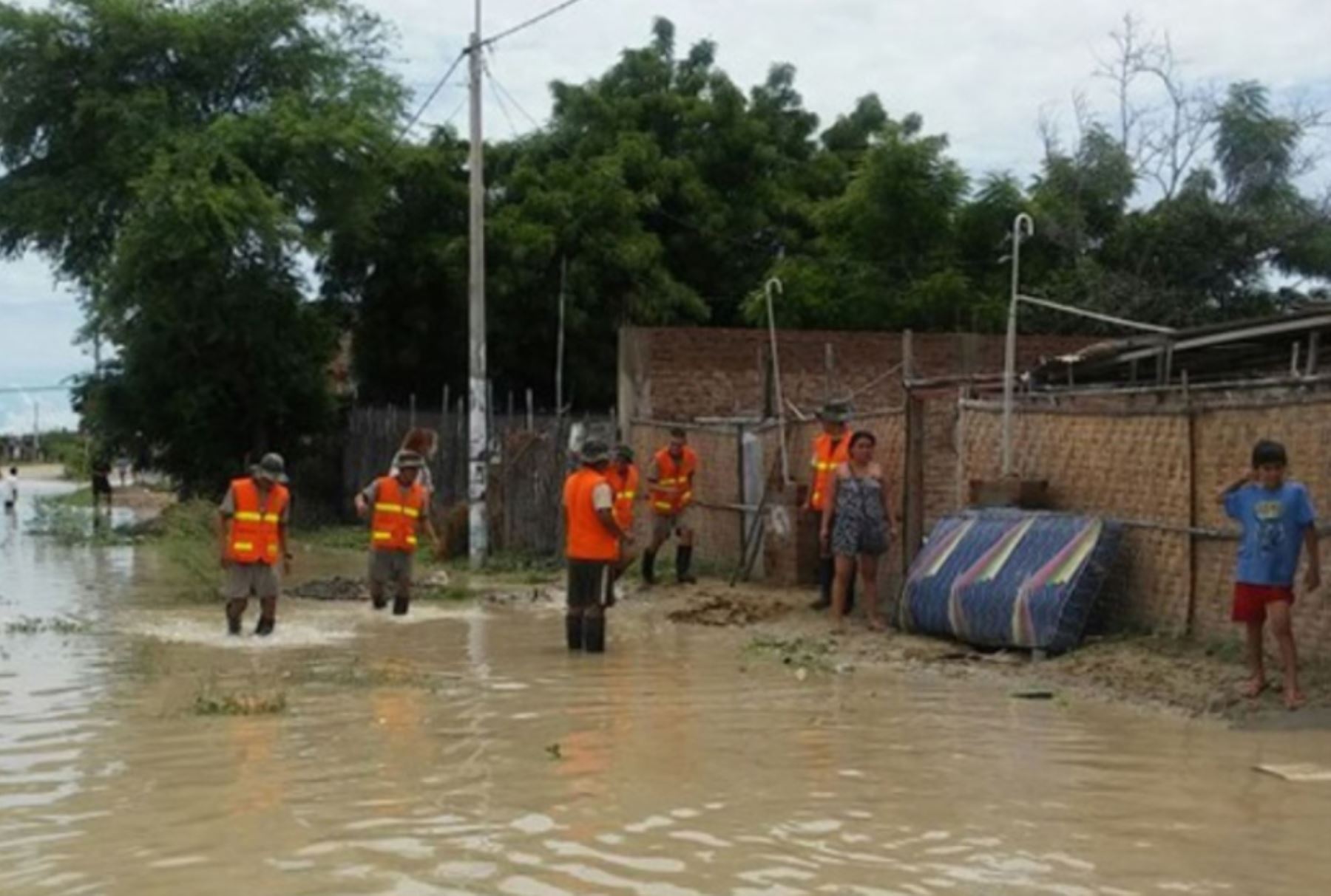 Soldados del Agrupamiento de Artillería Inclán, del Ejército peruano, participaron en la evacuación de decenas de damnificados de zonas afectadas por las inundaciones provocadas por las persistentes lluvias.