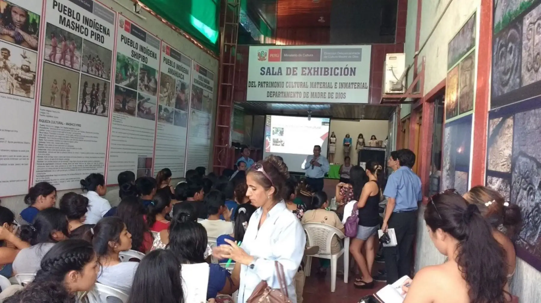 El Ministerio de Cultura realizó una charla de sensibilización dirigida a más de 150 pobladores de Madre de Dios, con el objetivo de fomentar la valoración, recuperación y fomento de las lenguas indígenas u originarias en los ámbitos público y privado.