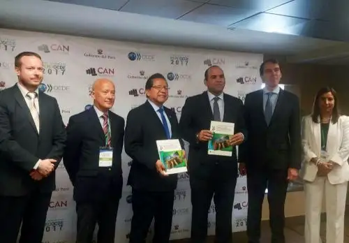 Presidente del Consejo de Ministros, Fernando Zavala, y fiscal de la Nación, Pablo Sánchez, recibieron el Estudio de Integridad en el Sector Público Peruano. Foto Ministerio Público.