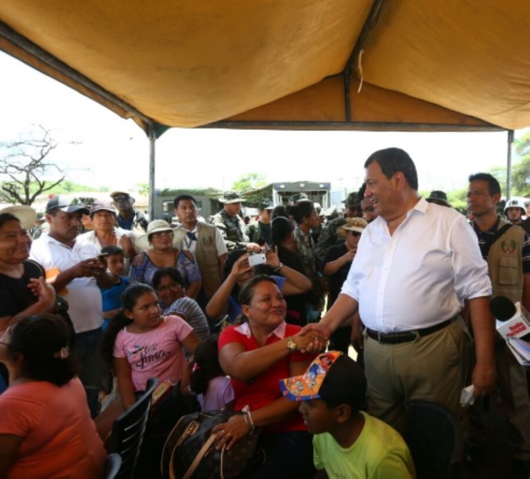 Ministro de Defensa Jorge Nieto visita Tumbes y Piura para inspeccionar atención de FFAA a afectados por lluvias
