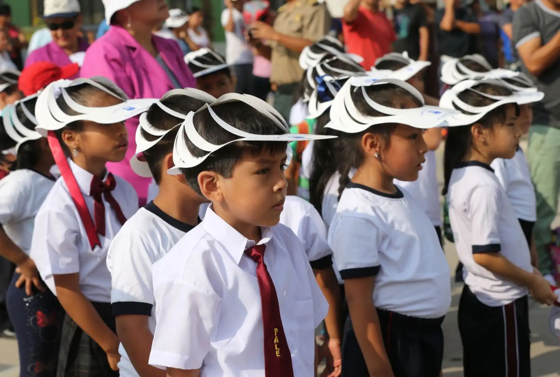 Padres deben enviar a hijos con sombreros de ala ancha o gorros con visera, lentes con filtro UV y con bloqueador.