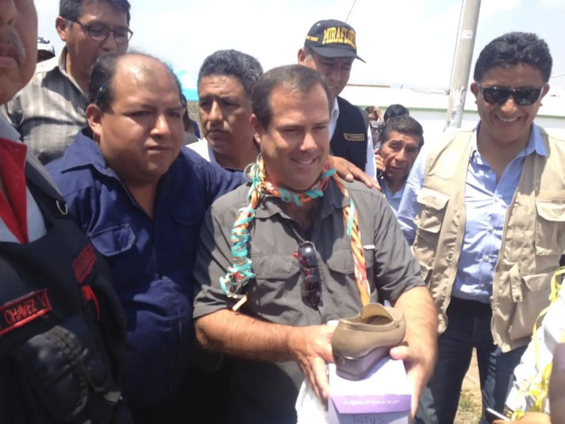 El ministro de la Producción, Bruno Giuffra, entregó hoy en Arequipa la Resolución Ministerial que declara de interés nacional el “Proyecto Industrial Mype Miraflores”