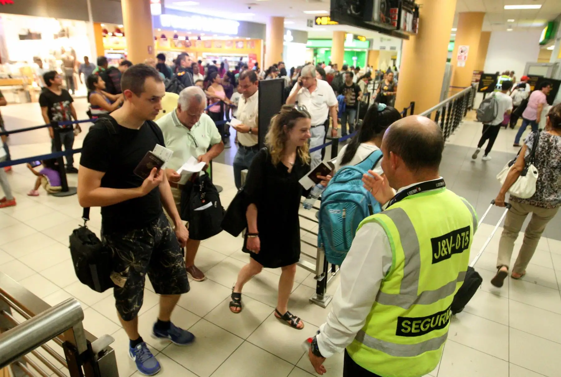 Llegada de turistas extranjeros en aeropuerto internacional Jorge Chávez (Aijch). Foto: ANDINA/Jhony Laurente