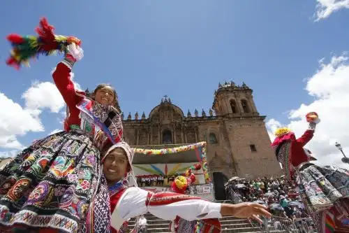 Con una masiva concurrencia de público, mayoritariamente cusqueño y también turistas nacionales y extranjeros, se realizará mañana el “Gran Kacharpari de Carnavales”, con la participación de 30 coloridas comparsas que se concentrarán en la plaza mayor de esta ciudad.