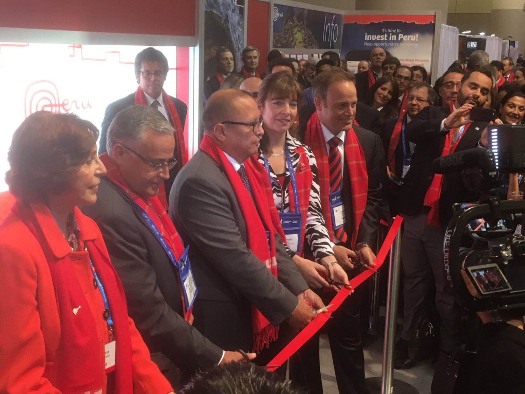 Ministro Tamayo inaugura Stand Peruano en feria PDAC 2017 en Canadá. Foto: MEM