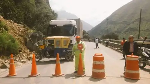 Personal de la comisaría de Matucana apoya a  trabajadores de concesionaria Deviandes, a fin de  limpiar la vía.