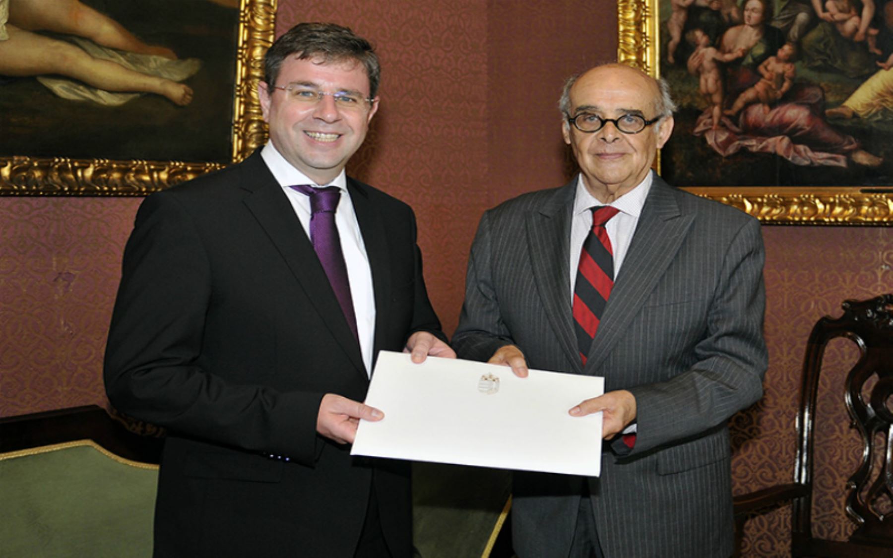 El embajador de Hungría, Gabór Kaleta, presentó hoy al ministro de Relaciones Exteriores, Ricardo Luna, las copias de sus cartas credenciales que lo acreditan como embajador extraordinario y plenipotenciario de Hungría en el Perú.