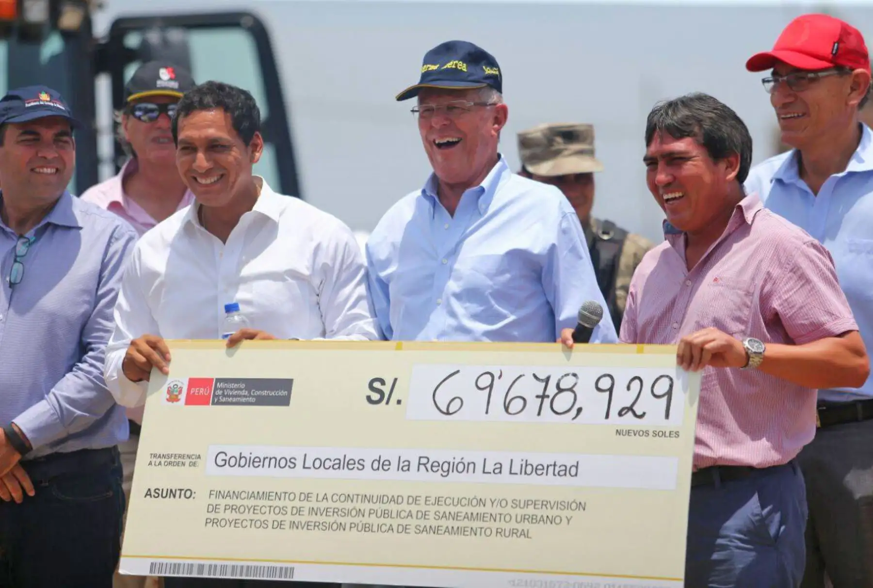 Jefe de Estado realizó la entrega de un cheque a los alcaldes de La Libertad para financiar la ejecución de proyectos de agua y saneamiento. Foto: ANDINA/Prensa Presidencia