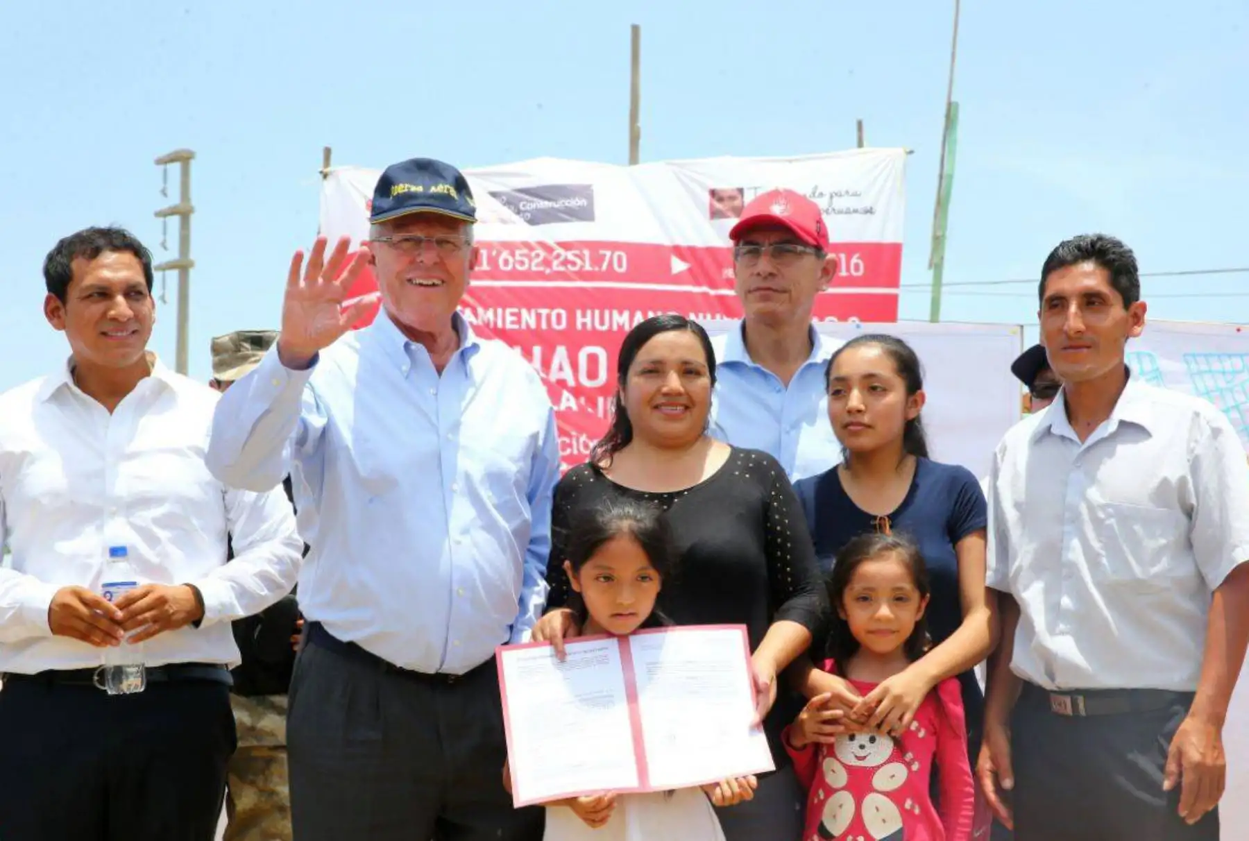 Jefe de Estado realizó la entrega de un cheque a los alcaldes de La Libertad para financiar la ejecución de proyectos de agua y saneamiento. Foto: ANDINA/Prensa Presidencia