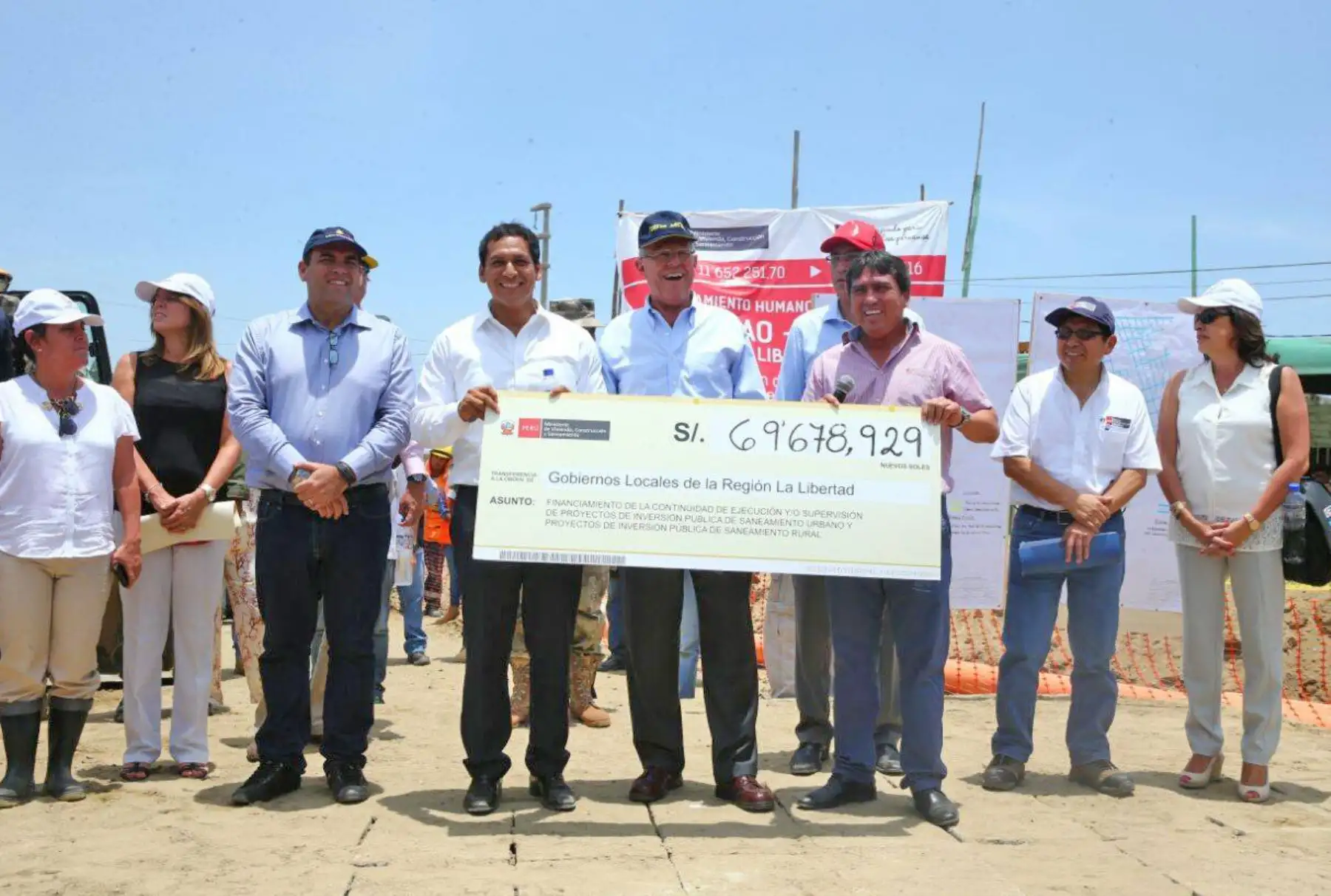 Jefe de Estado realizó la entrega de un cheque a los alcaldes de La Libertad para financiar la ejecución de proyectos de agua y saneamiento. Foto: ANDINA/Prensa Presidencia