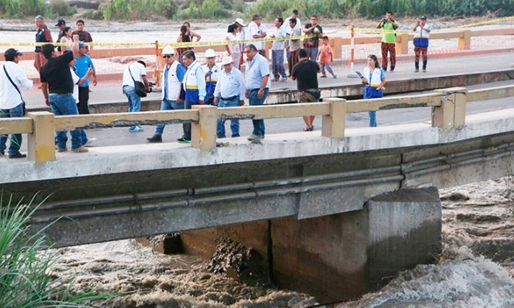 Gobernador regional de Lima, Nelson Chui Mejía, inspecciona daños en puentes tras desborde de río Cañete. ANDINA/Difusión