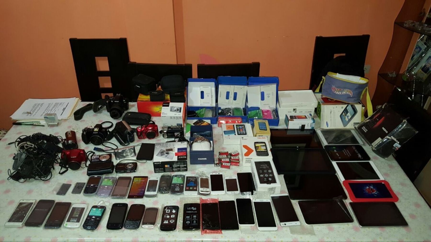 Celulares y equipos informáticos confiscados a los presuntos integrantes de la organización criminal los Cogoteros de Chiclayo.
