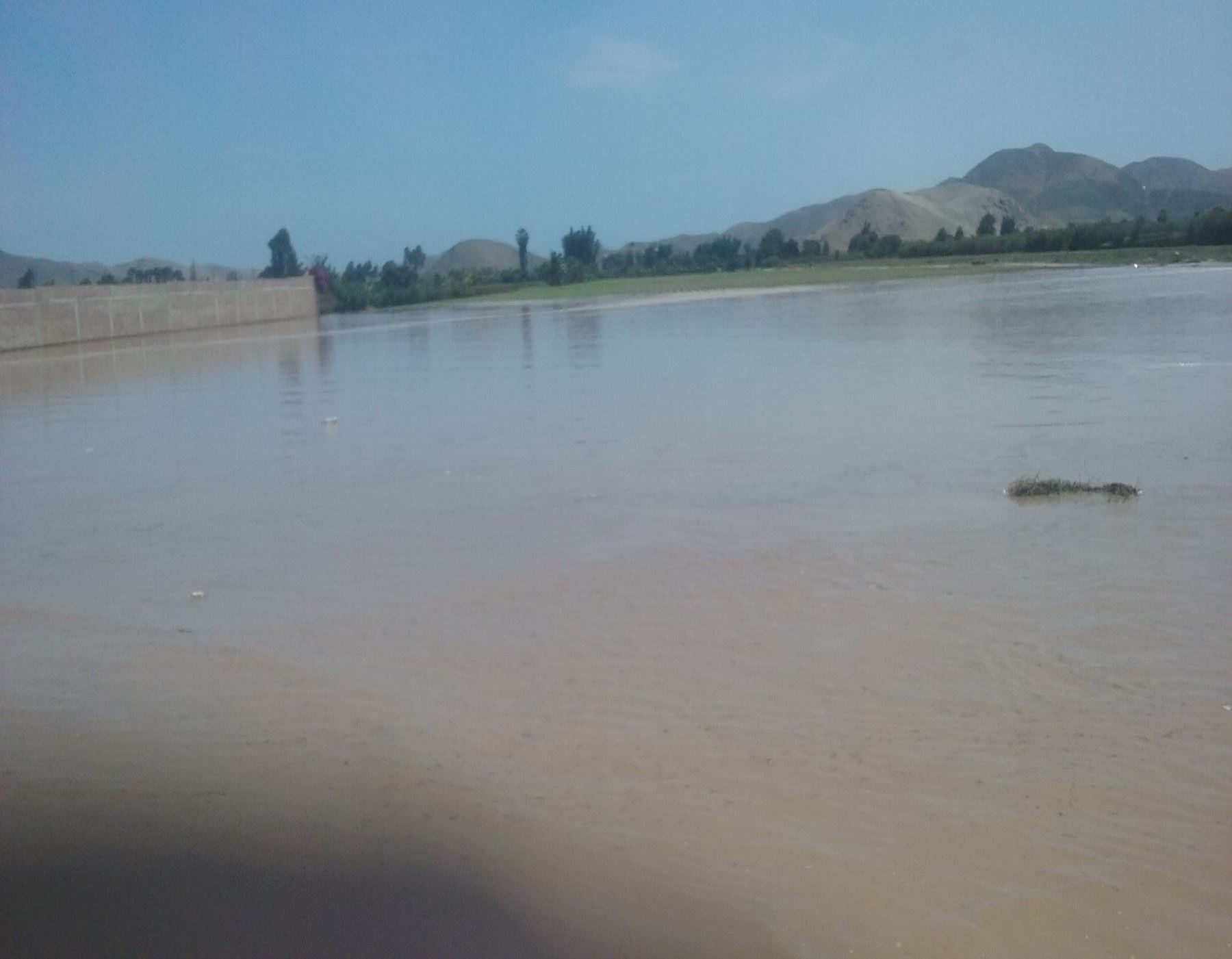 Desborde de río Mala causa daños ne viviendas, locales y cultivos.