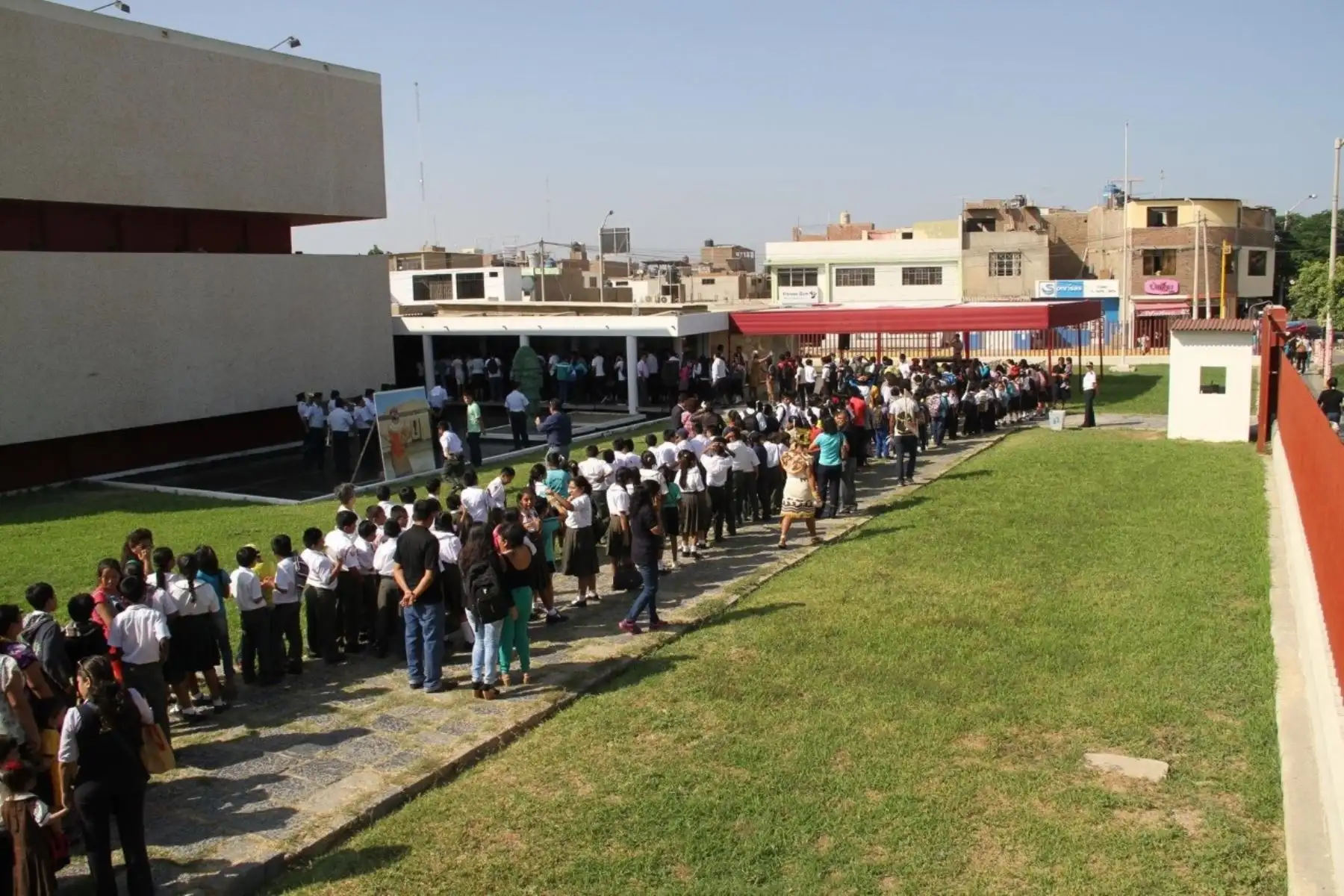El Museo Nacional Brüning, ubicado en la ciudad de Lambayeque, no atenderá al público hoy ni mañana domingo para realizar trabajos de mantenimiento en el sistema eléctrico de sus instalaciones que fueron afectadas por las torrenciales lluvias.